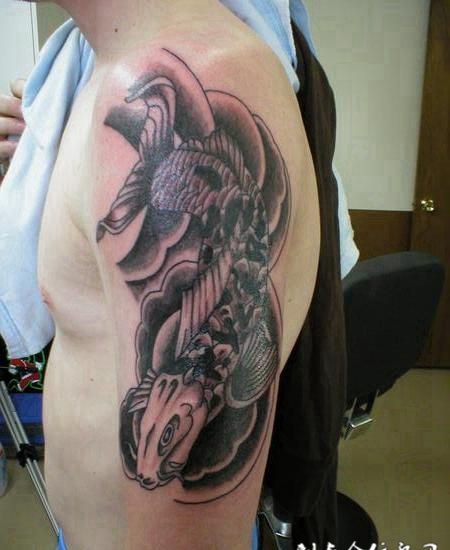 大臂上的黑灰色鲤鱼纹身图案