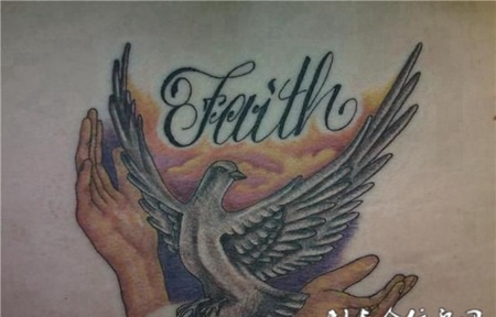 后背上的双手白鸽纹身图案