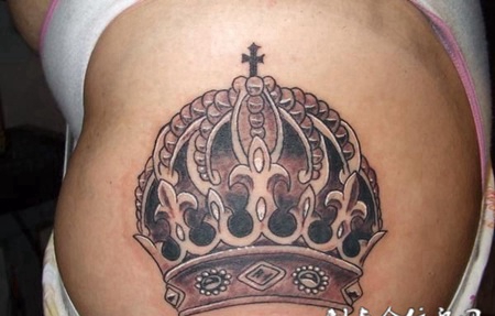 肩膀上的皇冠纹身图案