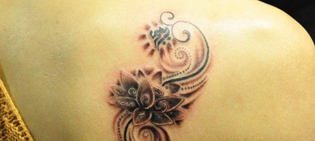 背部经典莲花梵文纹身