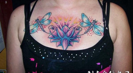 胸前的花朵蜻蜓纹身图案