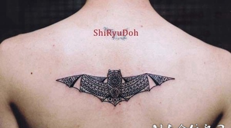 后背上的蝙蝠图腾纹身图案