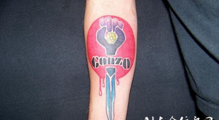 小臂上的匕首拳头纹身图案