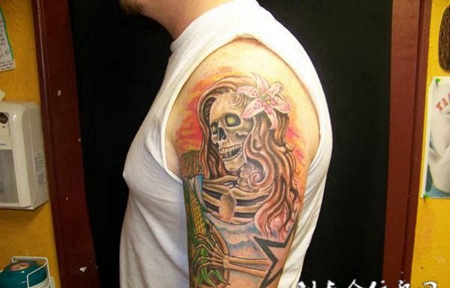 大臂上的骷髅玉米纹身图案