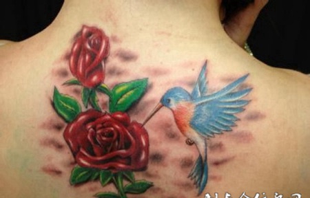 后背上的玫瑰花小鸟纹身团