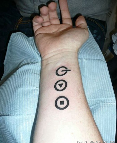 小臂上的播放按钮纹身图案