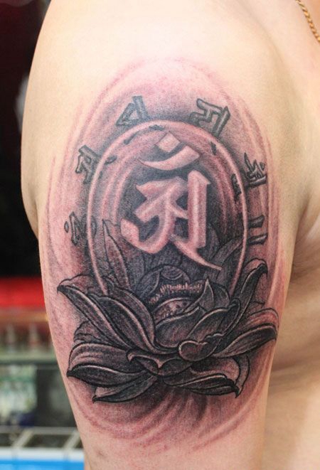 大臂莲花梵文纹身