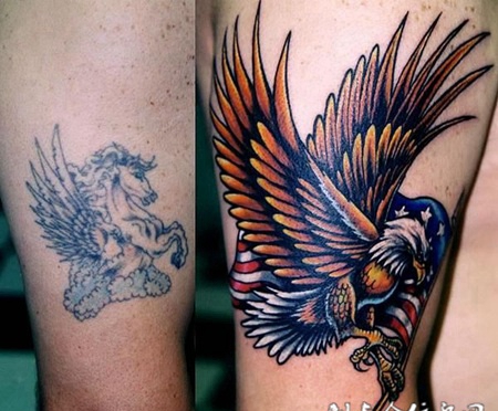大腿上的老鹰旗帜遮盖纹身图案