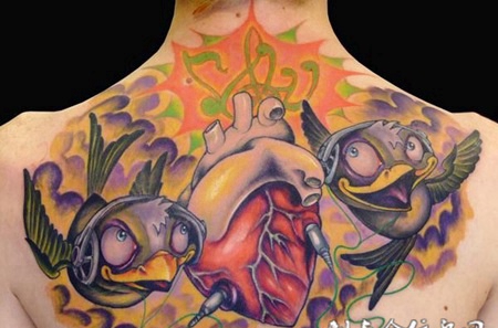 后背上的小鸟心脏纹身图案