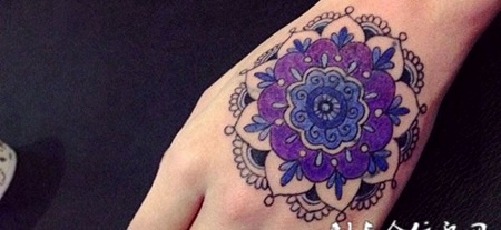 手背上的紫色梵花纹身图案