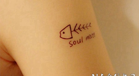 大臂上的鱼骨英文纹身图案