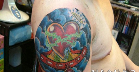 大臂上的桃心铃铛纹身图案