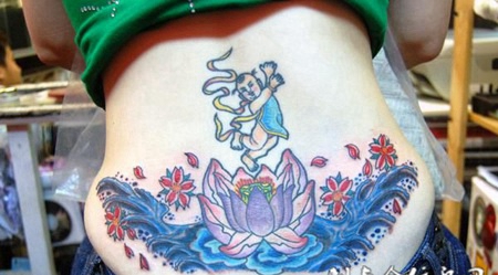 后腰上的莲花哪吒纹身图案
