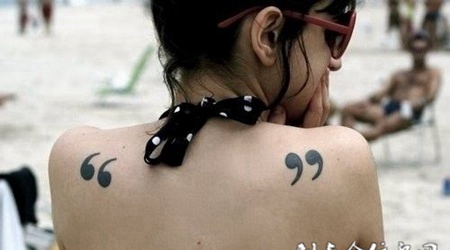 后背上的双引号纹身图案