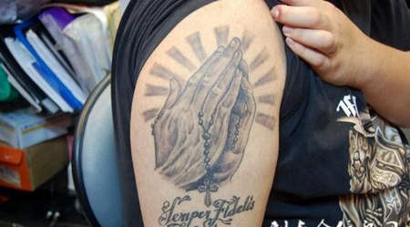 大臂上的祷告双手纹身图案