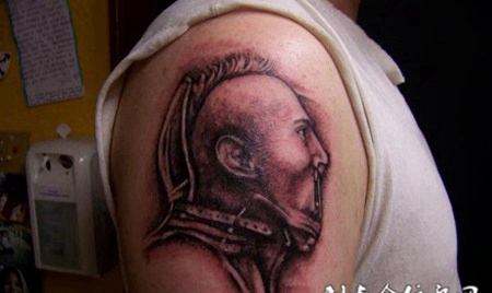 大臂上的人头像纹身图案