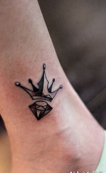 脚腕上的钻石皇冠纹身图案