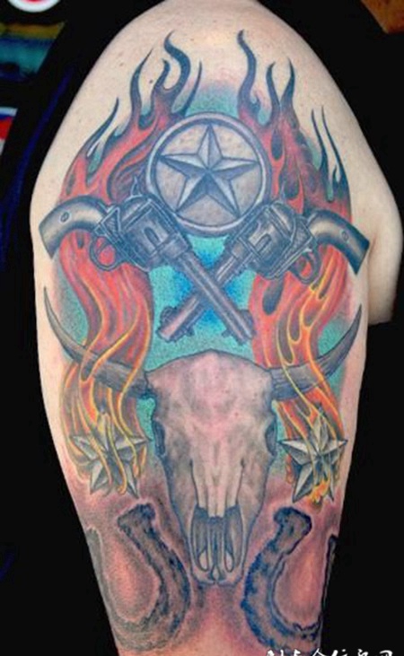 大臂上的手枪羊头骨纹身图案