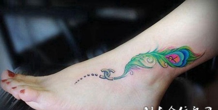 脚腕上的孔雀尾羽纹身图案