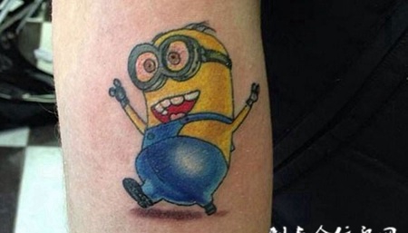 小臂上的可爱小黄人纹身图案