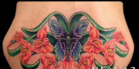 后腰上的花朵纹身图案