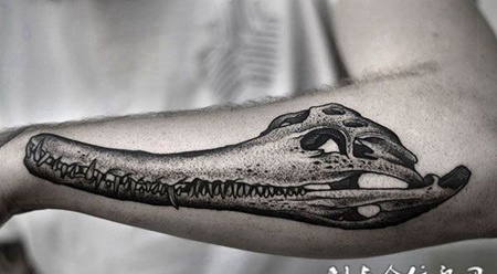 小臂上的骨头纹身图案