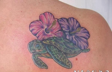 肩膀上的海龟木槿花纹身图案