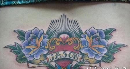 后腰上的玫瑰心纹身图案