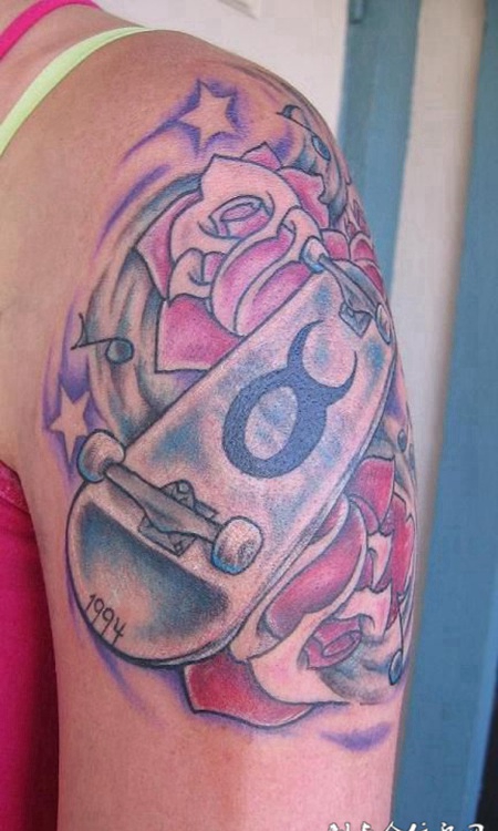 大臂上的玫瑰滑板纹身图案