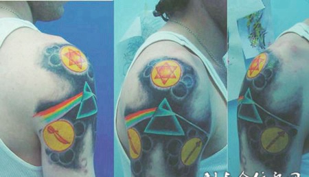 大臂上的星空纹身图案