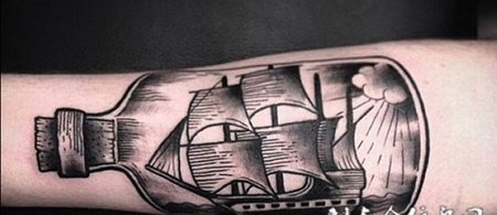 小臂上的漂流瓶帆船纹身图案