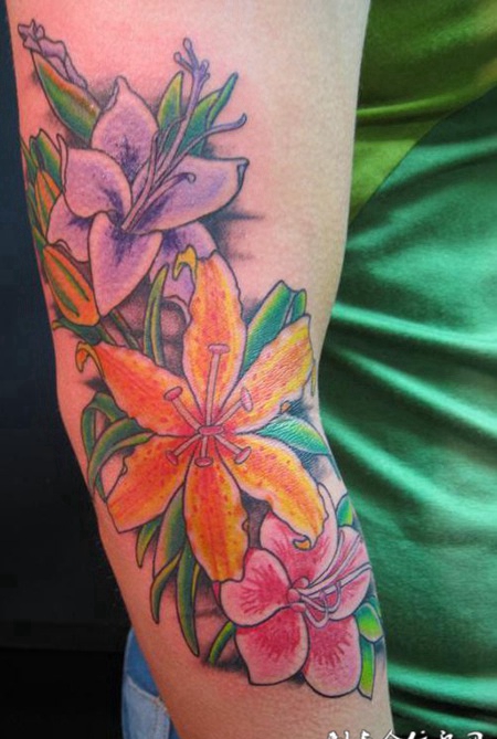 手肘上的百合花纹身图案