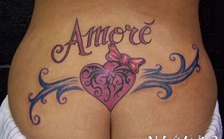 后腰上的蝴蝶心纹身图案