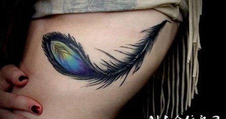 大臂内侧的孔雀羽毛纹身图案