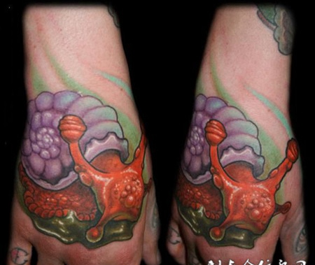 手背上的蜗牛纹身图案