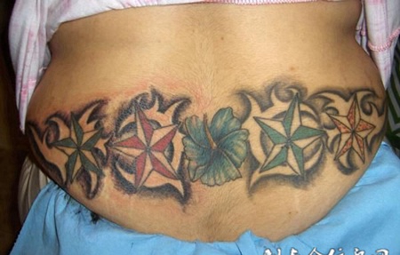 后背上的花朵星星纹身图案