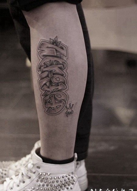 小腿上的花体字英文纹身图案