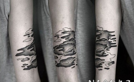 大臂上的黑色云朵纹身图案