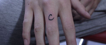 手指上的字母C纹身图案