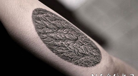 大臂上的一团羽毛纹身图案