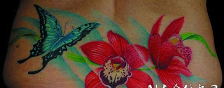 后腰上的蝴蝶百合花纹身图案
