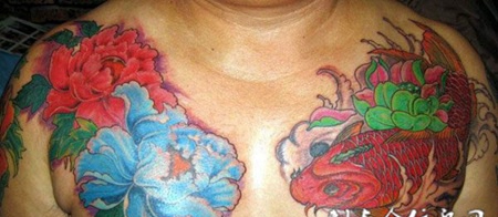 胸前的鲤鱼牡丹花纹身图案