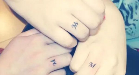 手指英文字母M纹身图案