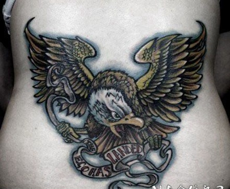 后腰上的老鹰纹身图案