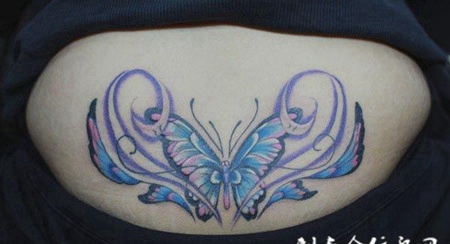 后腰上的蓝色蝴蝶纹身图案
