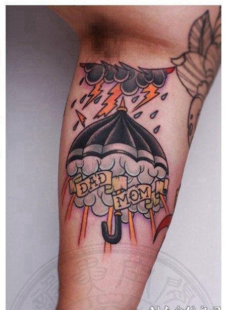 大臂内侧的雨伞雷电纹身图案