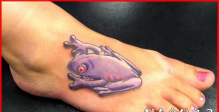 脚面上的紫色青蛙纹身图案