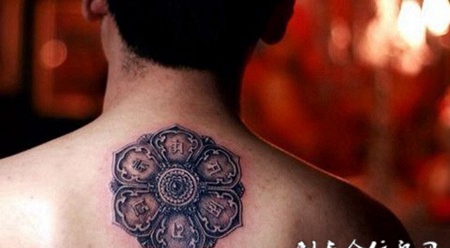 后背上的六字真言纹身图案