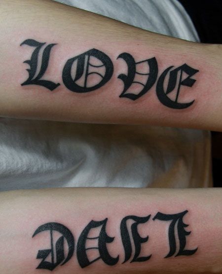 手臂哥特风英文字母纹身图案