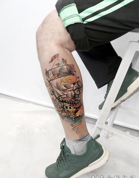 一帆风顺，腿部帆船彩绘纹身图案